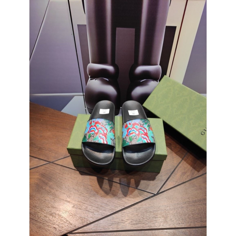 G*u*i slippers